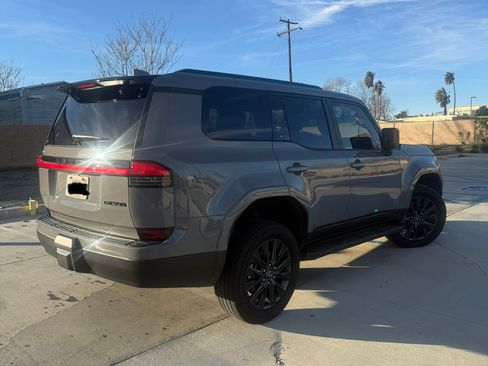 Used 2025 Lexus GX 550 image 2