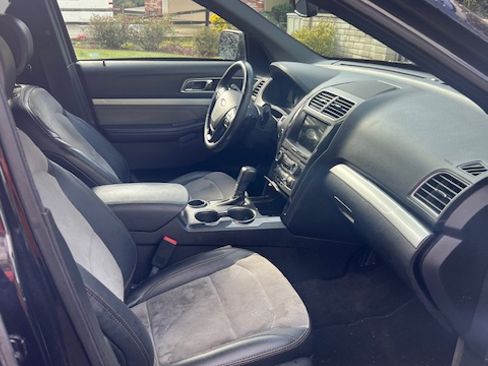 Used 2017 Ford Explorer XLT w/ Equipment Group 202A image 8