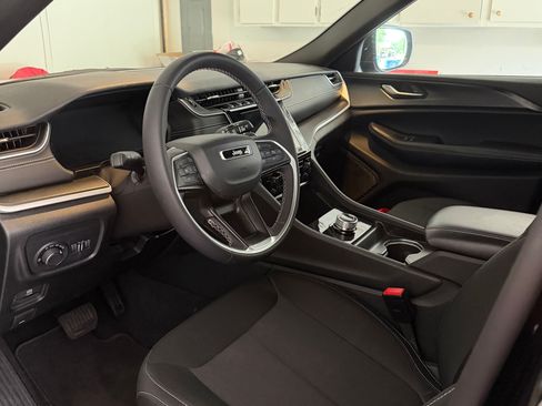 Used 2025 Jeep Grand Cherokee L Laredo RWD image 6