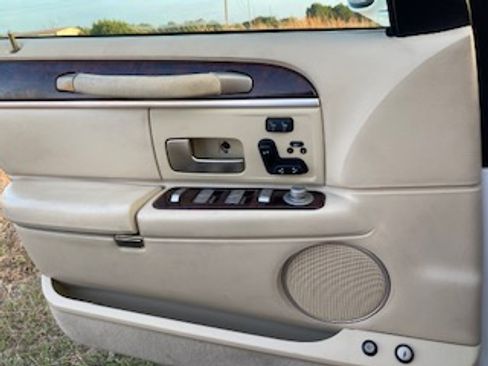 Used 2011 Lincoln Town Car Signature Limited image 11