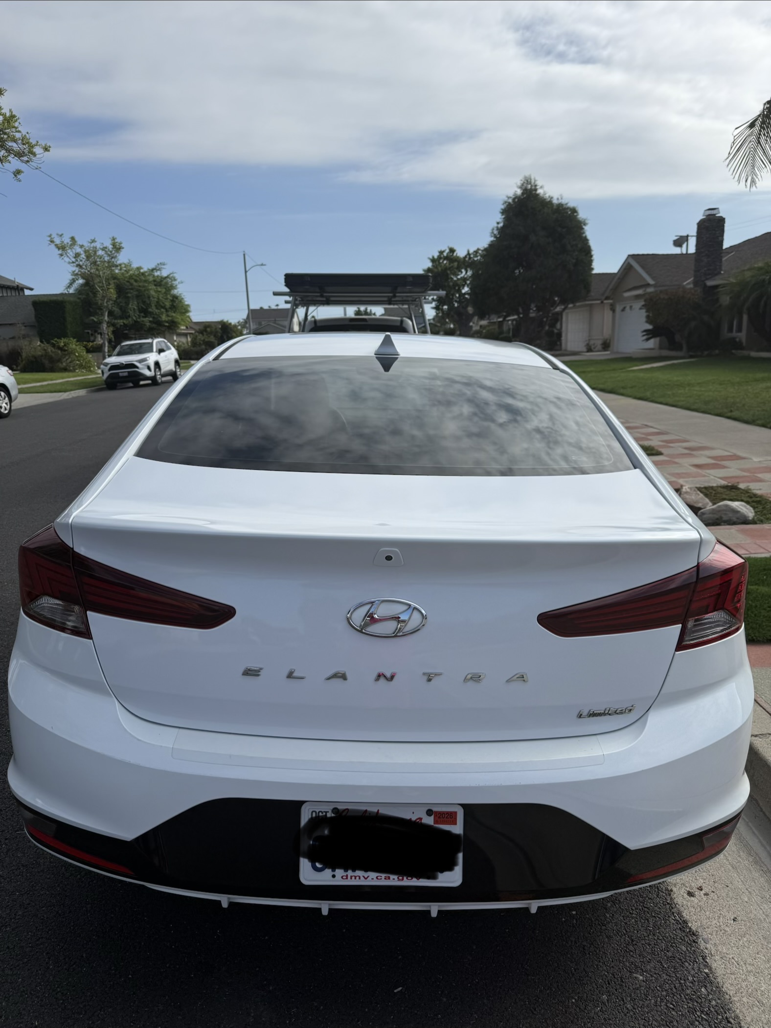 Used 2020 Hyundai Elantra Limited w/ Cargo Package (C1) FWD image 2