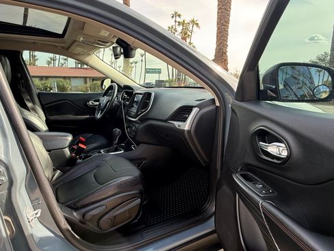 Used 2015 Jeep Cherokee Trailhawk w/ Comfort/Convenience Group image 12