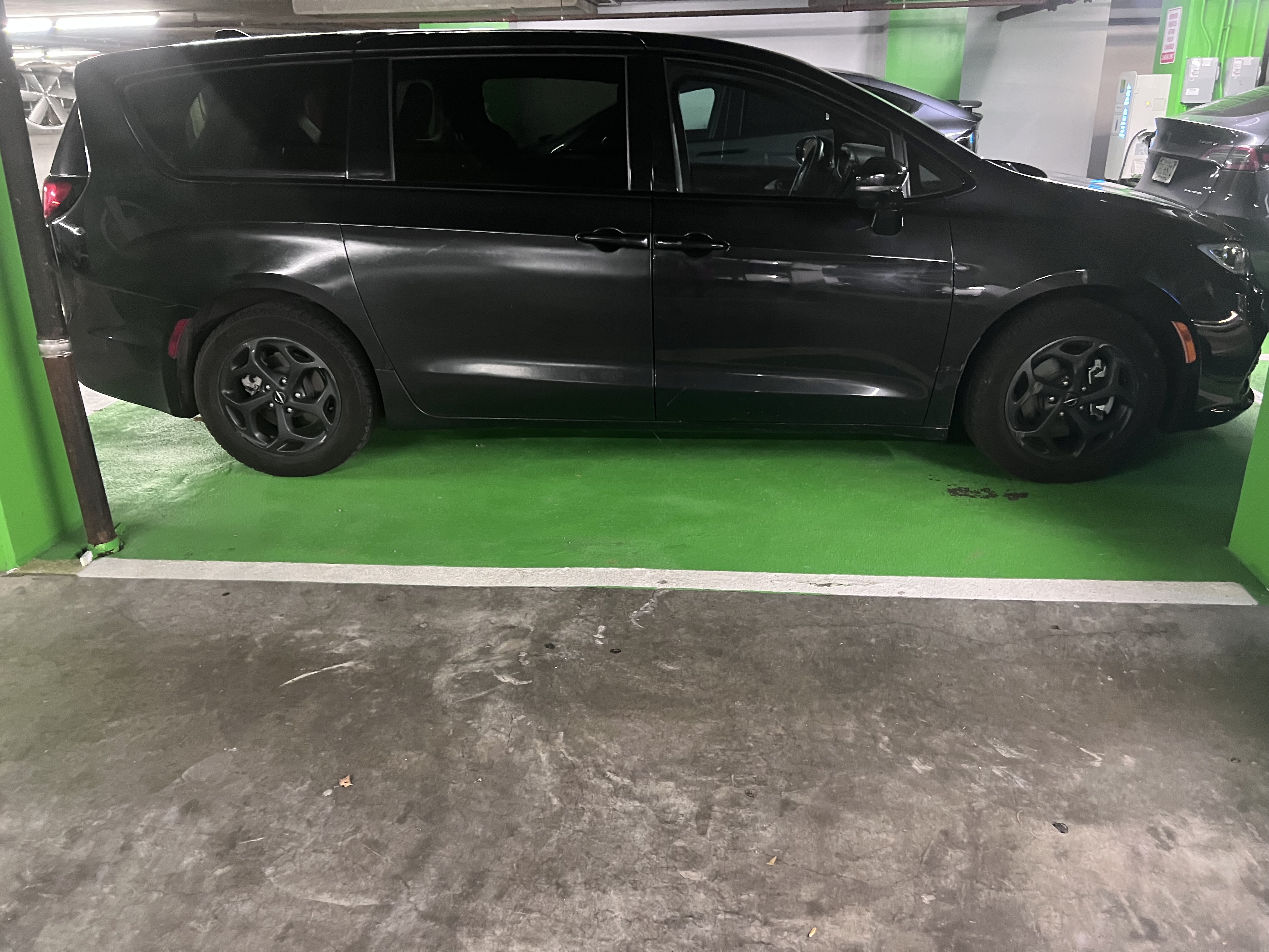 Used 2022 Chrysler Pacifica Limited w/ Uconnect Theater Family Group FWD image 2