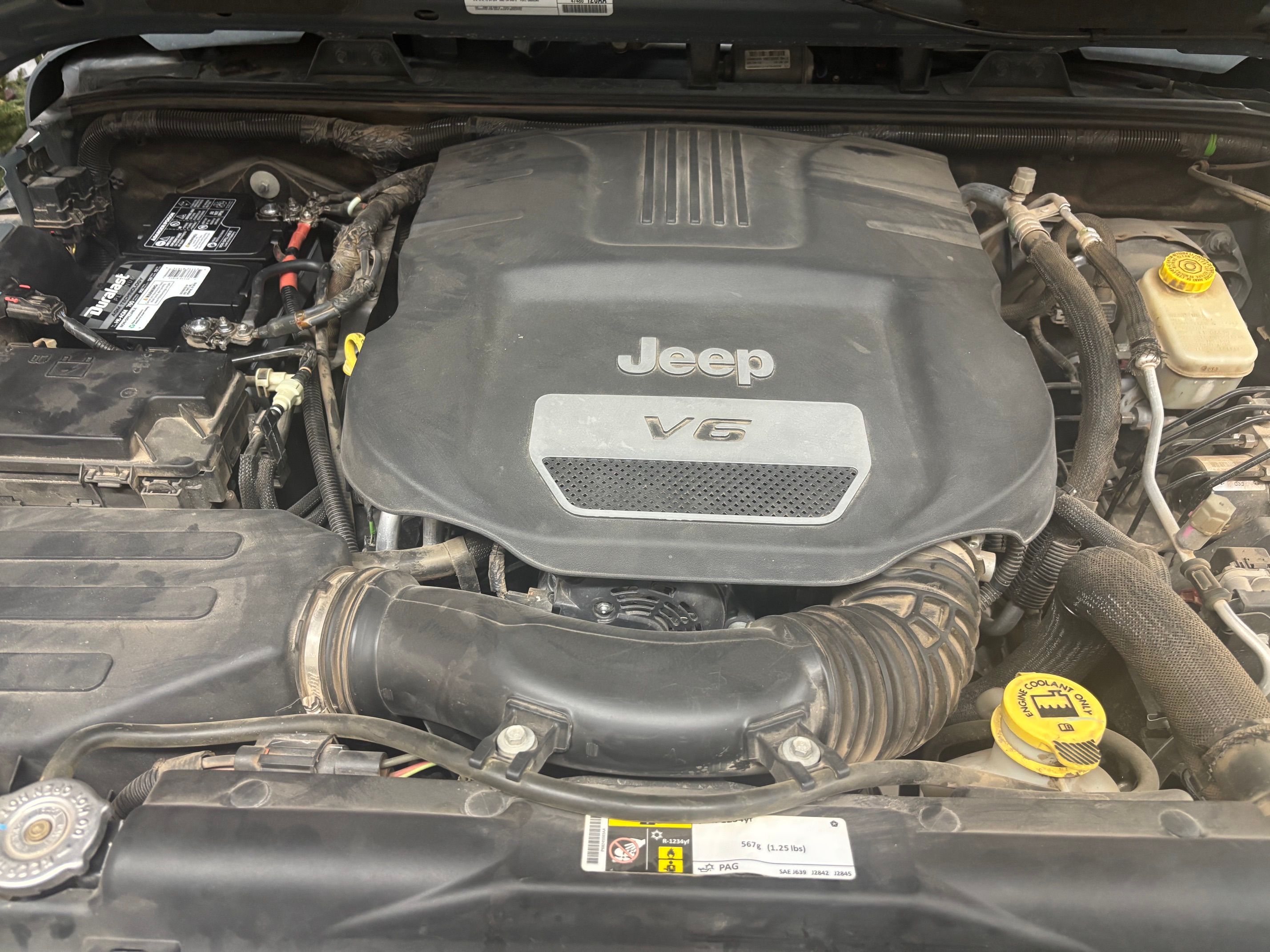 Used 2015 Jeep Wrangler Unlimited Rubicon w/ Connectivity Group AWD/4WD image 16