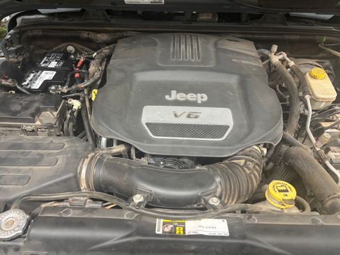 Used 2015 Jeep Wrangler Unlimited Rubicon w/ Connectivity Group AWD/4WD image 16