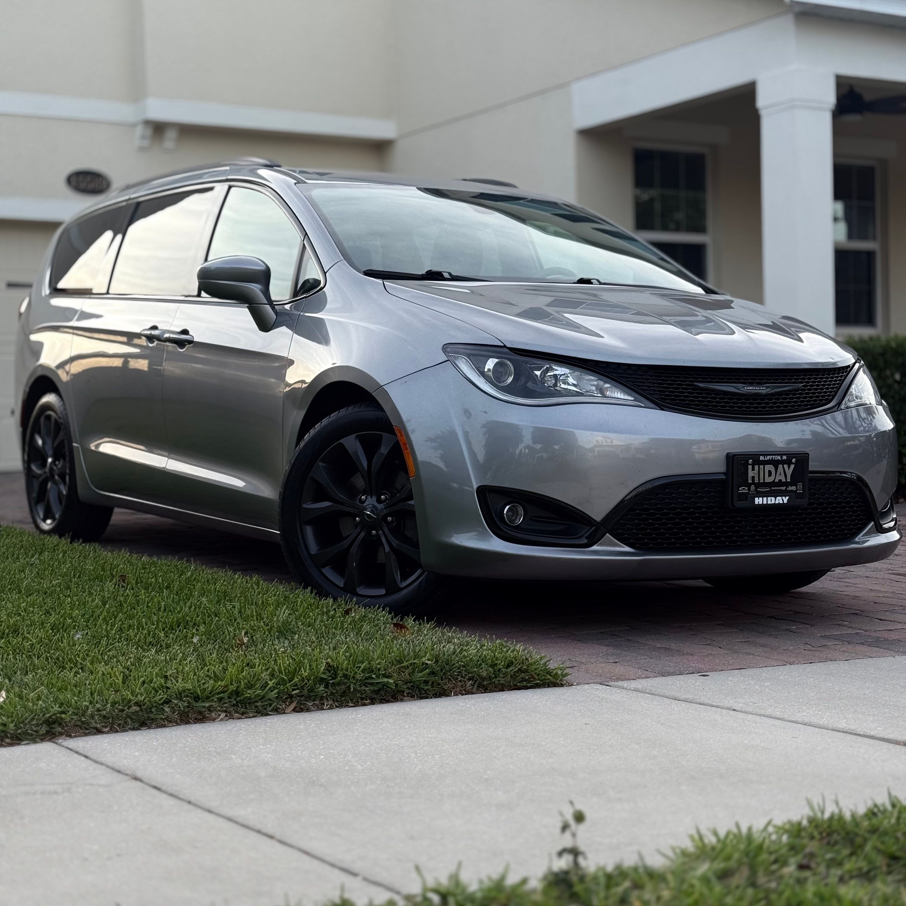 Used 2019 Chrysler Pacifica Touring-L w/ S Appearance Package FWD image 2