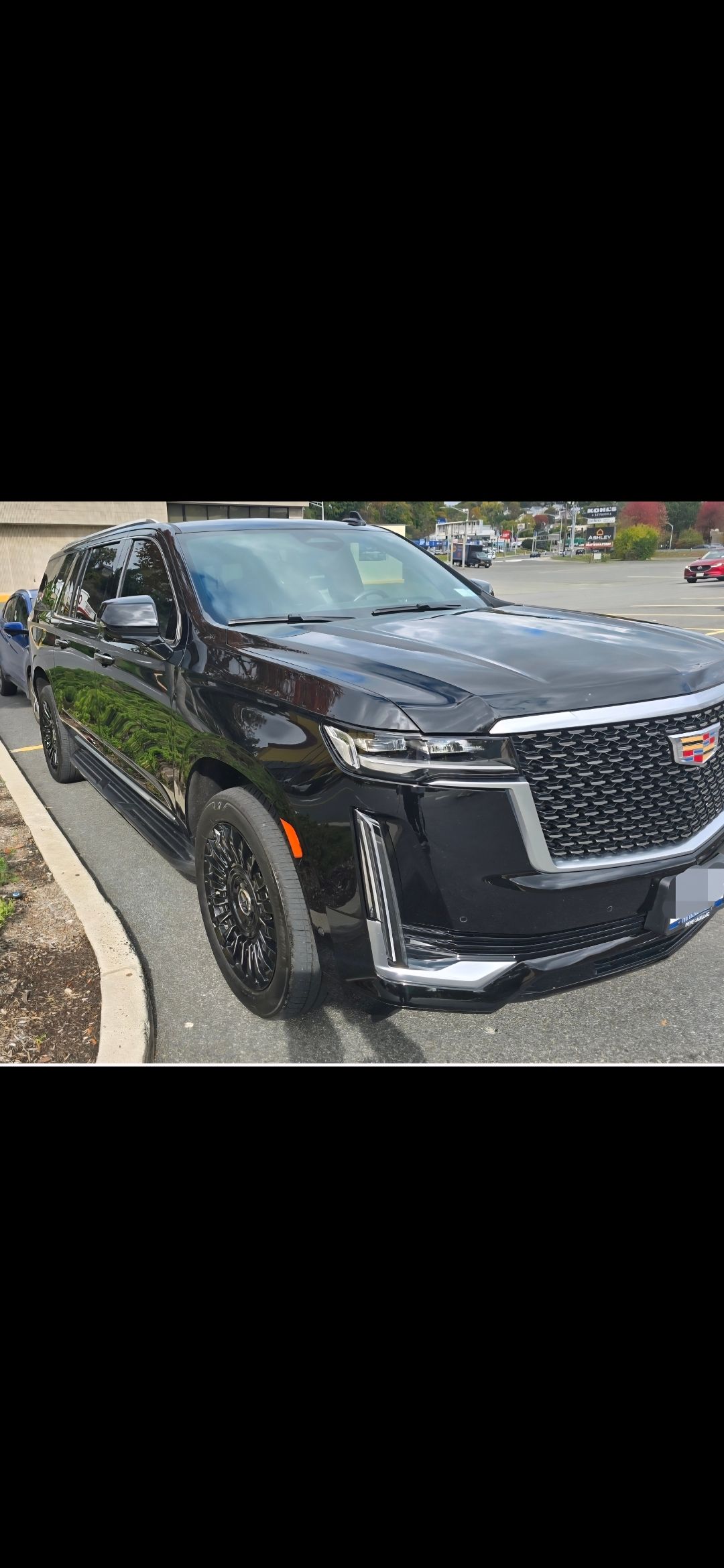 Used 2023 Cadillac Escalade ESV Premium Luxury w/ LPO, Floor Liner Package AWD/4WD image 2