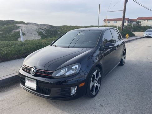 Used 2011 Volkswagen Golf 4-Door image 1