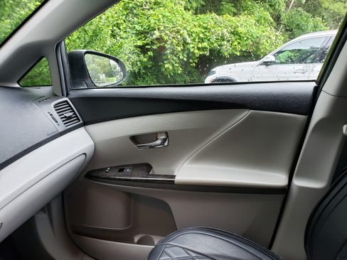 Used 2015 Toyota Venza LE image 4