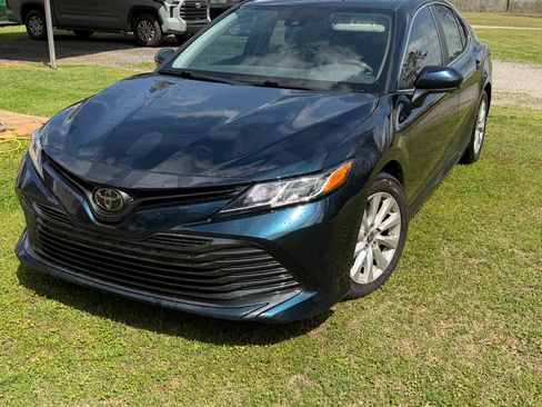 Used 2020 Toyota Camry LE image 1