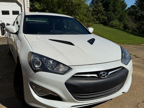 Used 2013 Hyundai Genesis 3.8 image 2