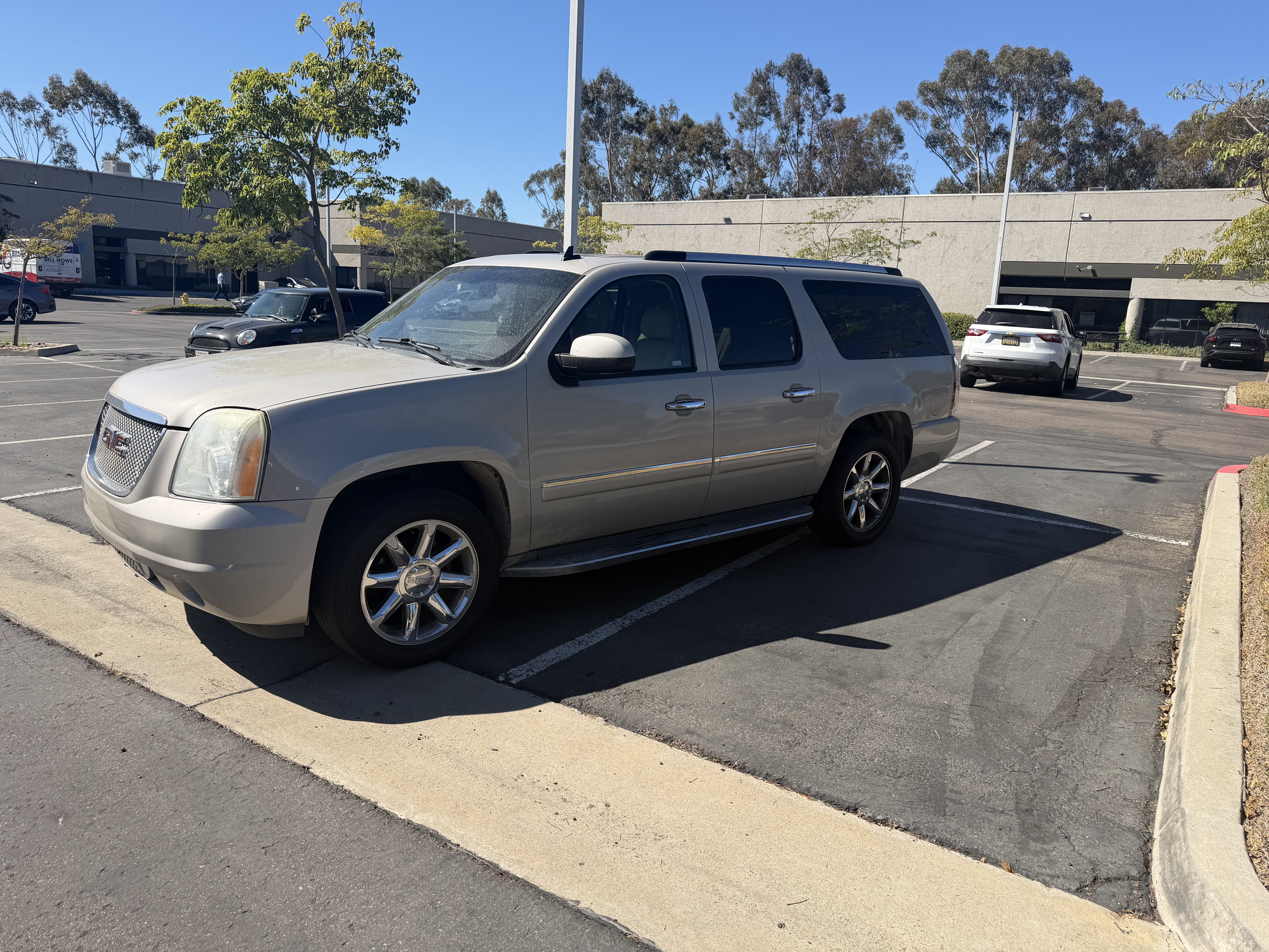 Used 2011 GMC Yukon XL Denali RWD image 1