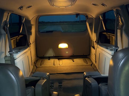 Used 2010 Volkswagen Routan SE FWD image 26
