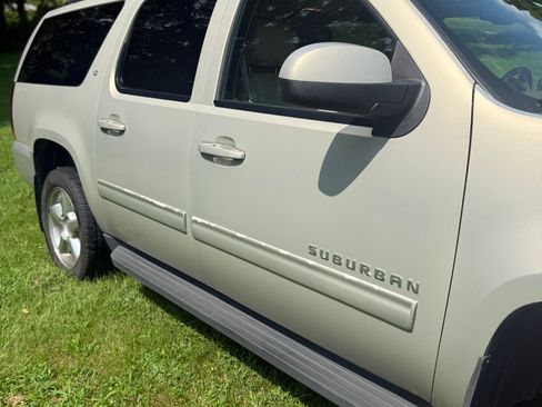 Used 2011 Chevrolet Suburban LT w/ Luxury Package AWD/4WD image 8