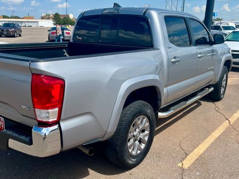 Used 2017 Toyota Tacoma SR5 w/ Tow Package RWD image 5