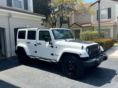Used 2014 Jeep Wrangler Unlimited Sahara image 11