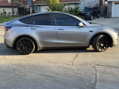 Used 2025 Tesla Model Y Long Range image 6
