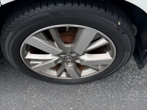 Used 2014 Nissan Pathfinder Platinum FWD image 17
