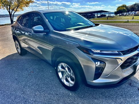 Used 2024 Chevrolet Trax LS w/ LS Convenience Package image 2