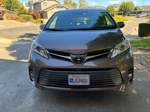 Used 2019 Toyota Sienna XLE w/ XLE Navigation Package FWD image 1