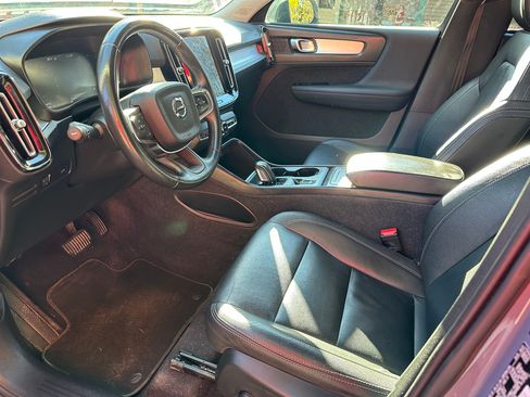 Used 2021 Volvo XC40 T5 Momentum image 13