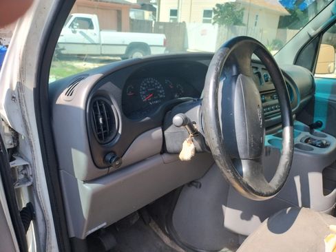 Used 2001 Ford E-250 and Econoline 250 RWD image 4