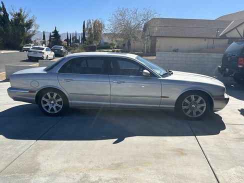 Used 2005 Jaguar XJ8 image 4