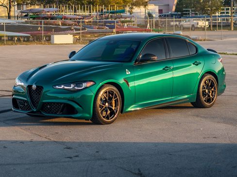 Used 2024 Alfa Romeo Giulia Quadrifoglio image 9