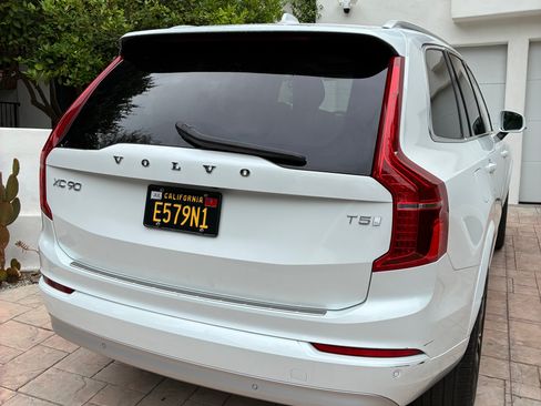 Used 2022 Volvo XC90 T5 Momentum w/ Advanced Package FWD image 4