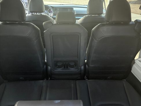 Used 2023 Kia Carnival LX image 6