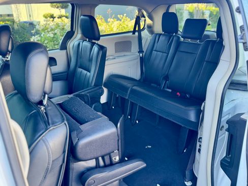 Used 2016 Chrysler Town & Country Touring image 13