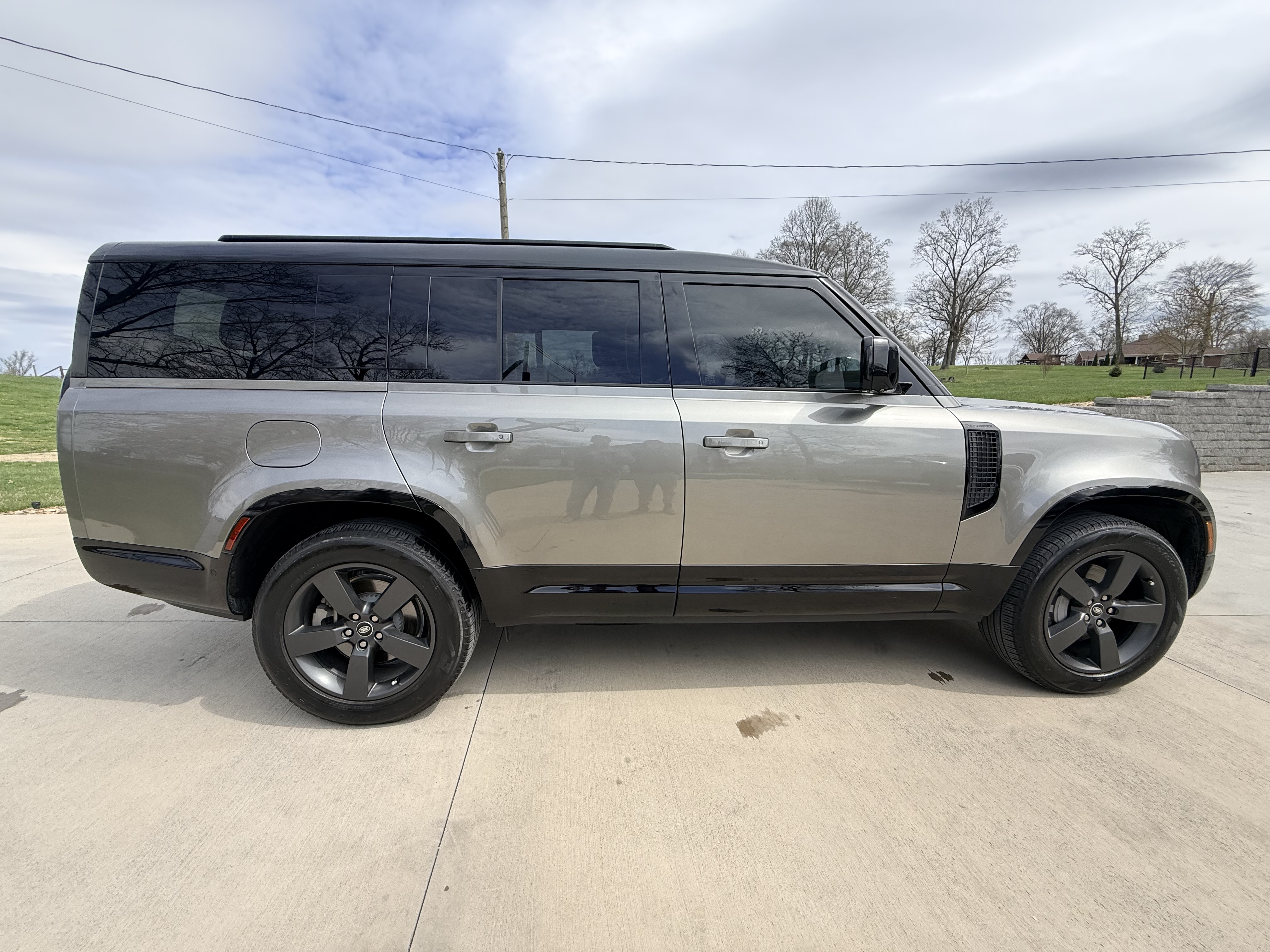 Used 2025 Land Rover Defender 130 X-Dynamic SE AWD/4WD image 4