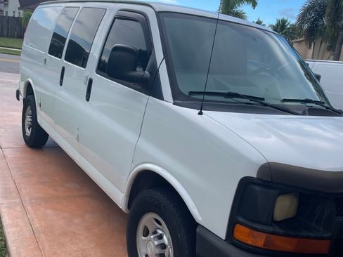 Used 2015 Chevrolet Express 2500 RWD image 2
