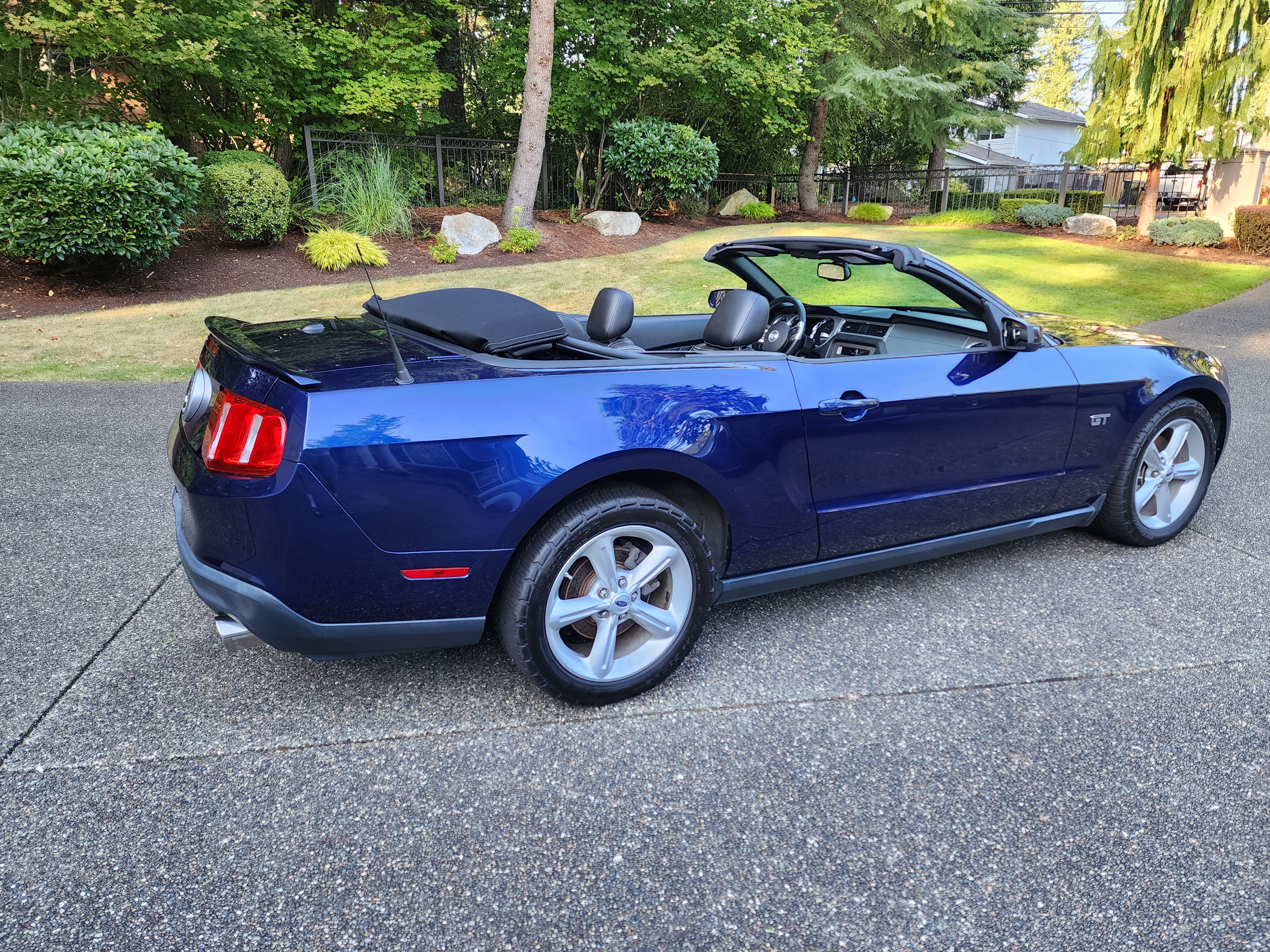 Used 2010 Ford Mustang GT RWD image 6