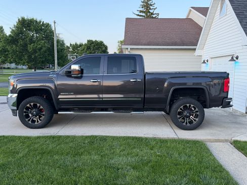 Used 2016 GMC Sierra 2500 SLT w/ Duramax Plus Package AWD/4WD image 12