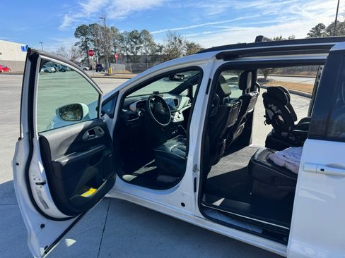 Used 2019 Chrysler Pacifica Limited w/ Advanced Safetytec Group image 4