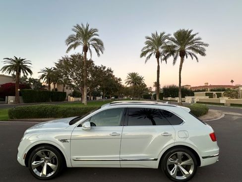 Used 2020 Bentley Bentayga Plug-In Hybrid image 16