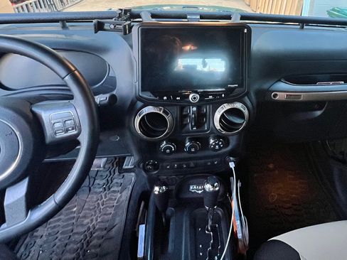 Used 2016 Jeep Wrangler Unlimited Sahara image 14