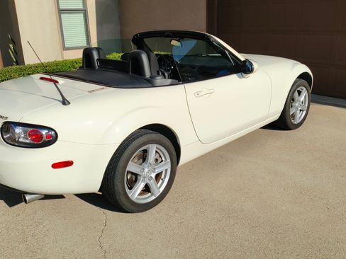 Used 2008 MAZDA MX-5 Miata Sport RWD image 6