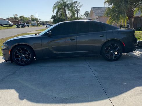 Used 2015 Dodge Charger SXT w/ Driver Confidence Group image 2