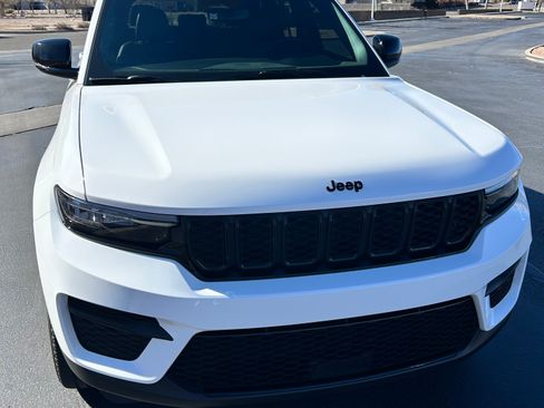 Used 2024 Jeep Grand Cherokee Altitude image 2