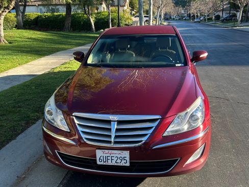 Used 2012 Hyundai Genesis 3.8 image 2