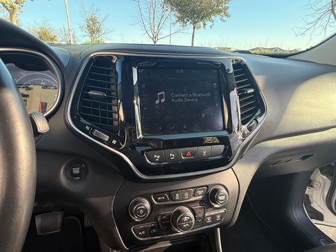 Used 2019 Jeep Cherokee Overland w/ Technology Group image 16