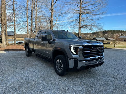 Used 2024 GMC Sierra 3500 SLT w/ SLT Convenience Package image 9