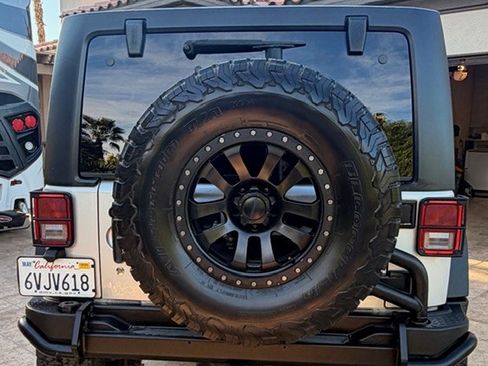 Used 2012 Jeep Wrangler Unlimited Rubicon image 5