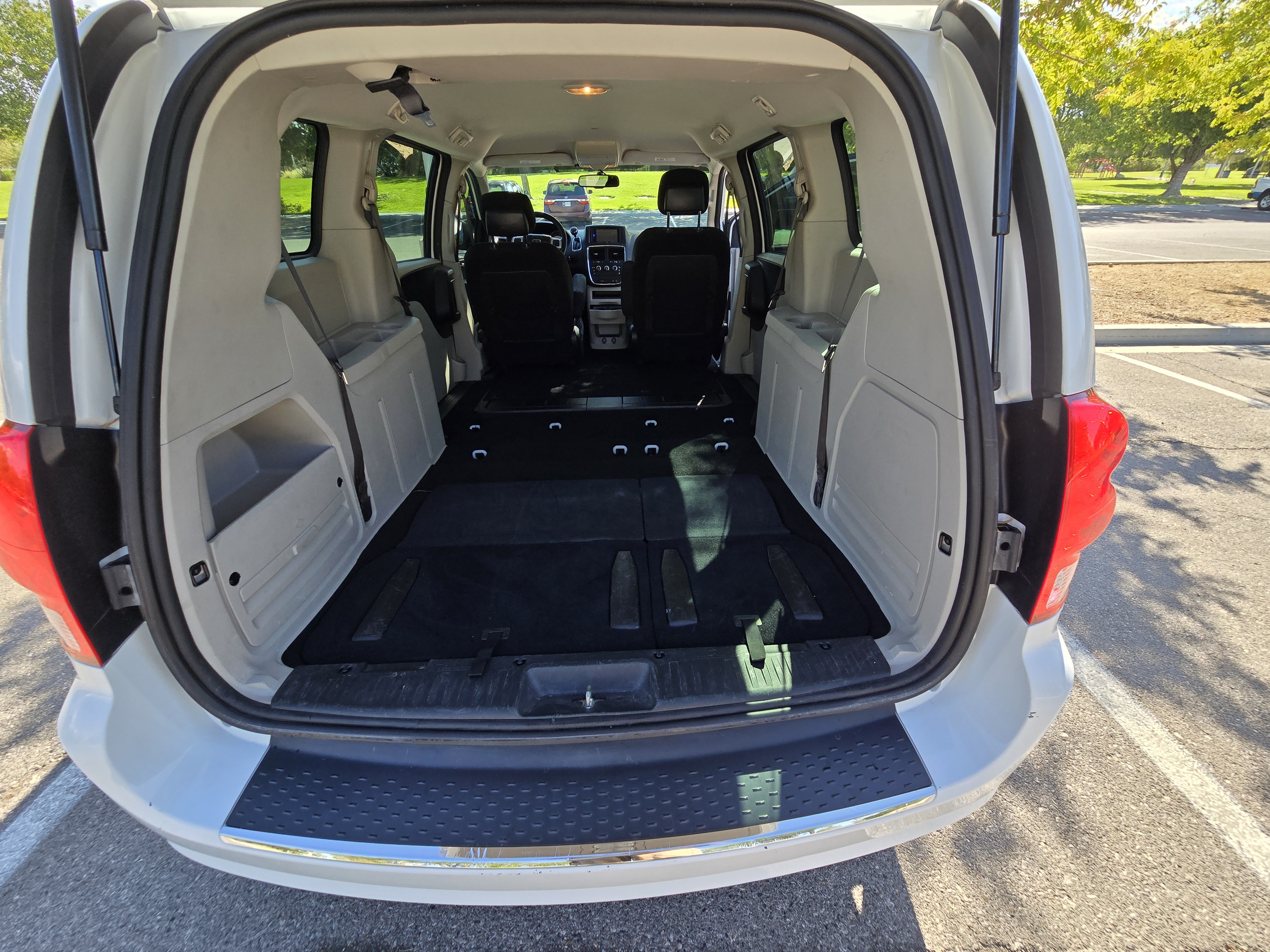 Used 2015 Dodge Grand Caravan American Value Package w/ UConnect Hands-Free Group FWD image 17