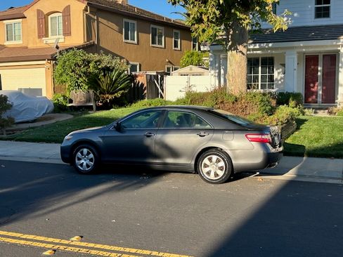 Used 2009 Toyota Camry LE image 2