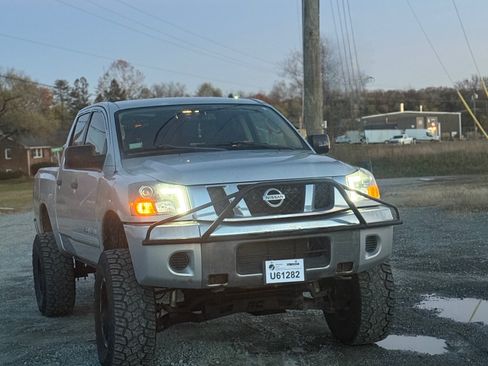 Used 2009 Nissan Titan SE w/ SE Drivers Convenience Pkg image 10