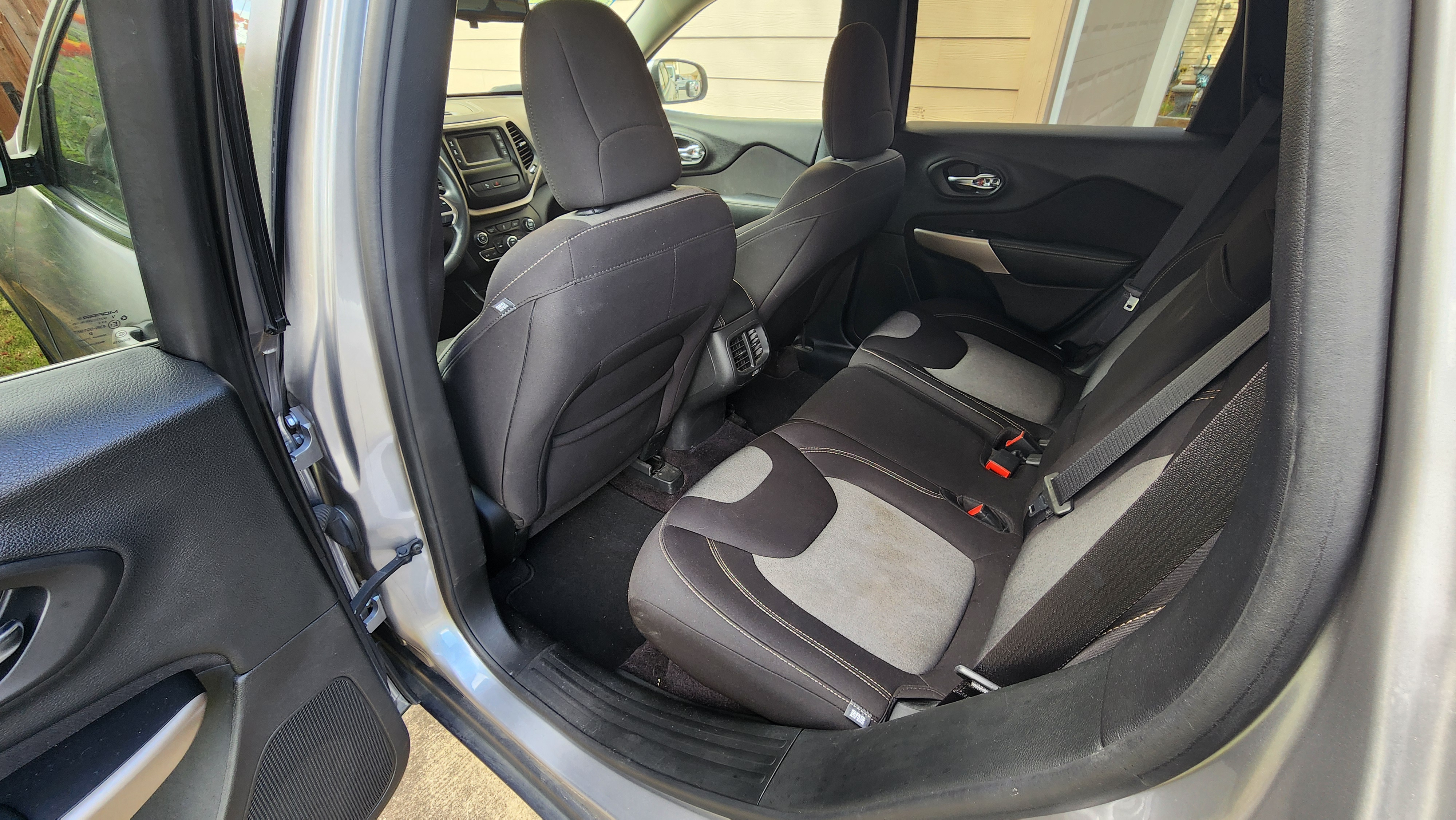 Used 2018 Jeep Cherokee Latitude w/ Safety Group AWD/4WD image 9