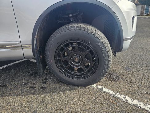 Used 2016 Volkswagen Touareg Sport image 16